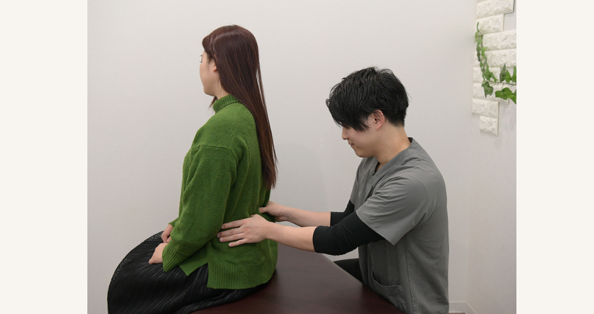 津市の整体院『まはろ整体 河芸店』で猫背矯正を受ける様子。姿勢改善・骨盤矯正にも対応